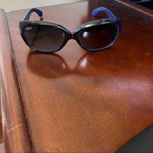 Ray-ban sunglasses. Barely used. Smoke free home.